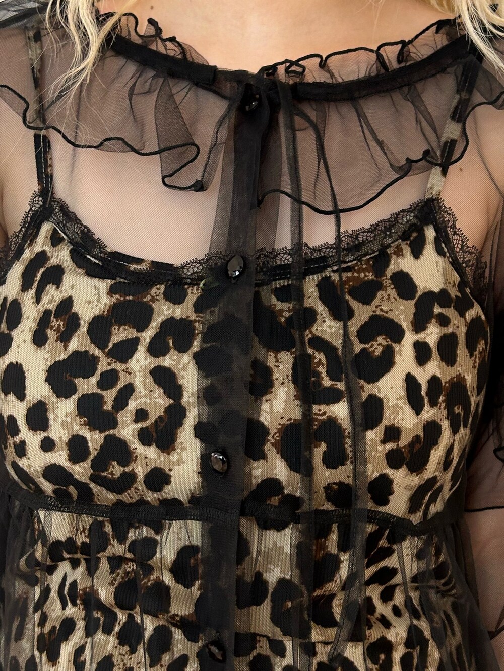 ブラウン系のワンピース、ブラック系のシャツ/ブラウスを着用したレディースの夏コーディネートの5枚目の写真