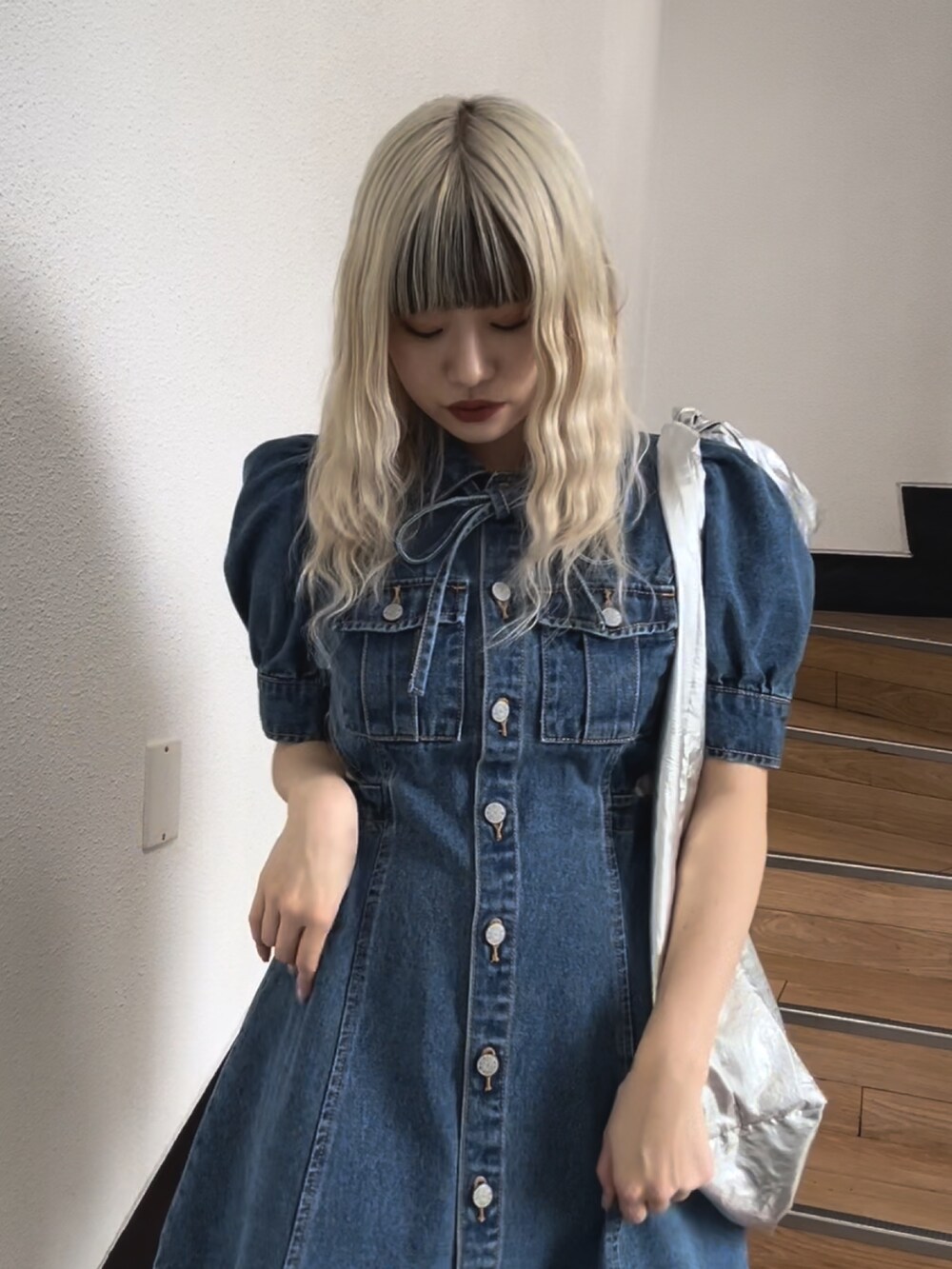 ブルー系のワンピース、シルバー系のトートバッグを着用したレディースの春コーディネートの4枚目の写真