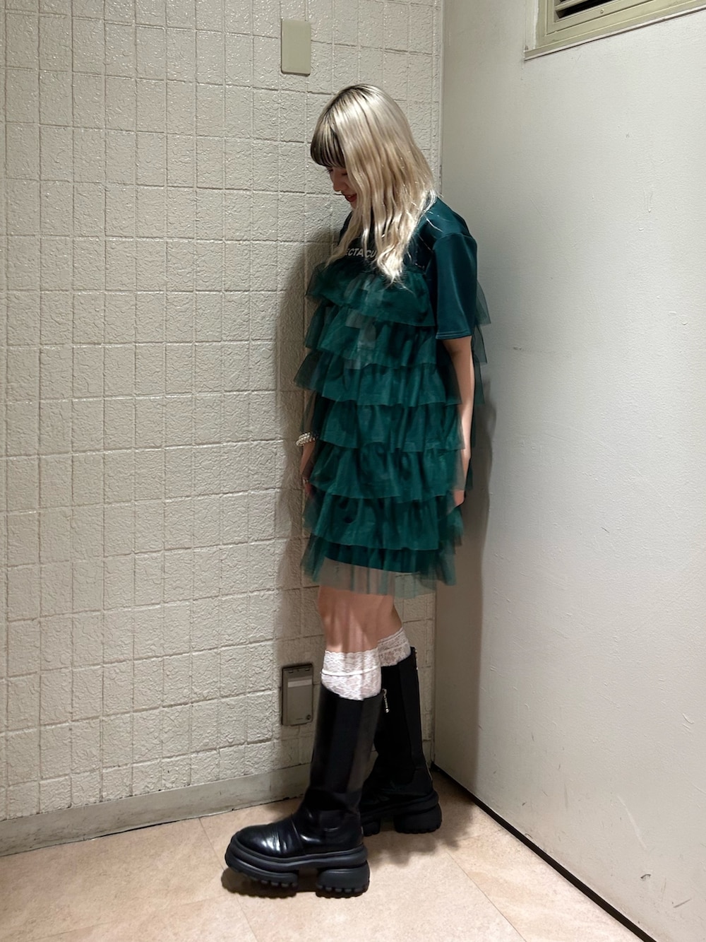 グリーン系のワンピース、ゴールド系のブレスレットを着用したレディースの春コーディネートの3枚目の写真