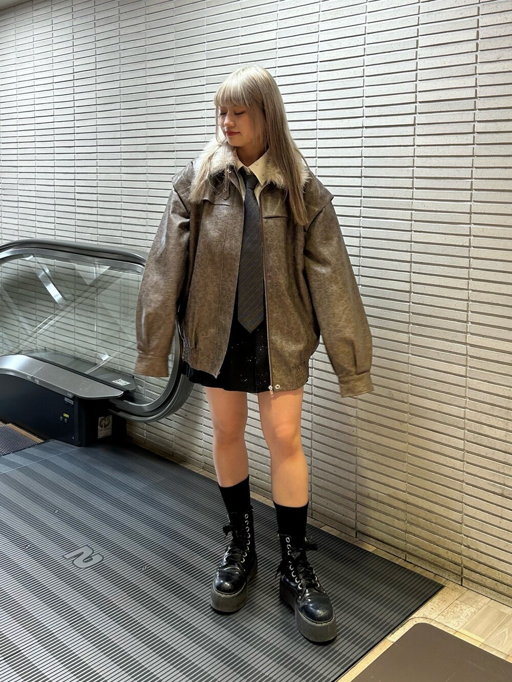 ホワイト系のシャツ/ブラウス、グレー系のネクタイ、ブラック系のスカートを着用したレディースの秋コーディネートの2枚目の写真