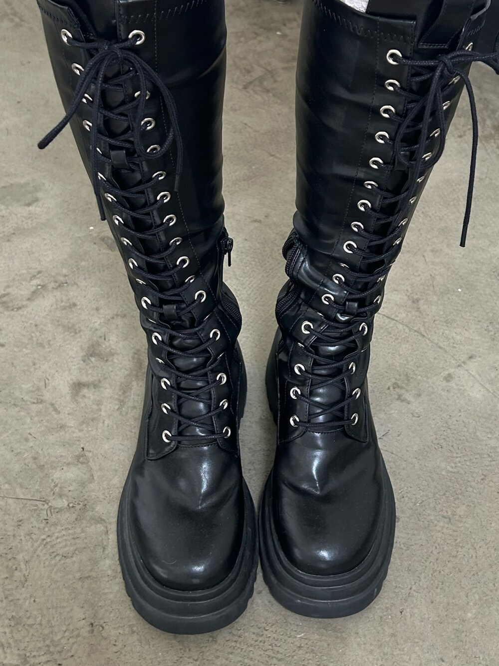 ブラック系のワンピース、ホワイト系のシャツ/ブラウスを着用したレディースの夏コーディネートの9枚目の写真