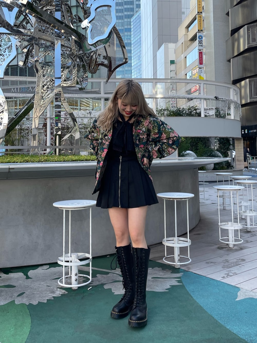 ブルー系のミリタリージャケット、ブラック系のシャツ/ブラウス、ブラック系のその他パンツを着用したレディースの冬コーディネートの2枚目の写真