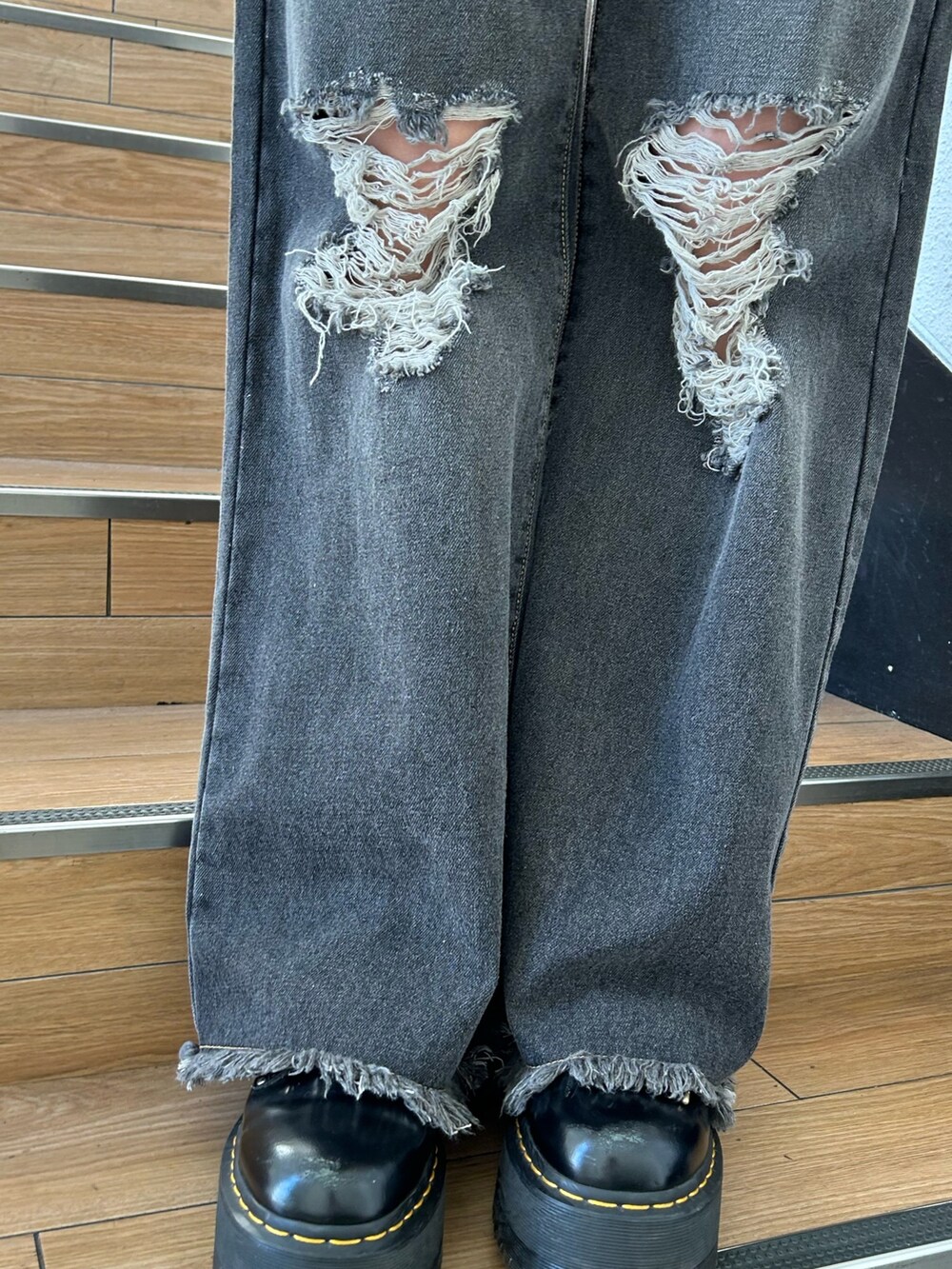 ピンク系のニット/セーター、ブラック系のデニムパンツ、ブラック系のその他シューズを着用したレディースの冬コーディネートの6枚目の写真