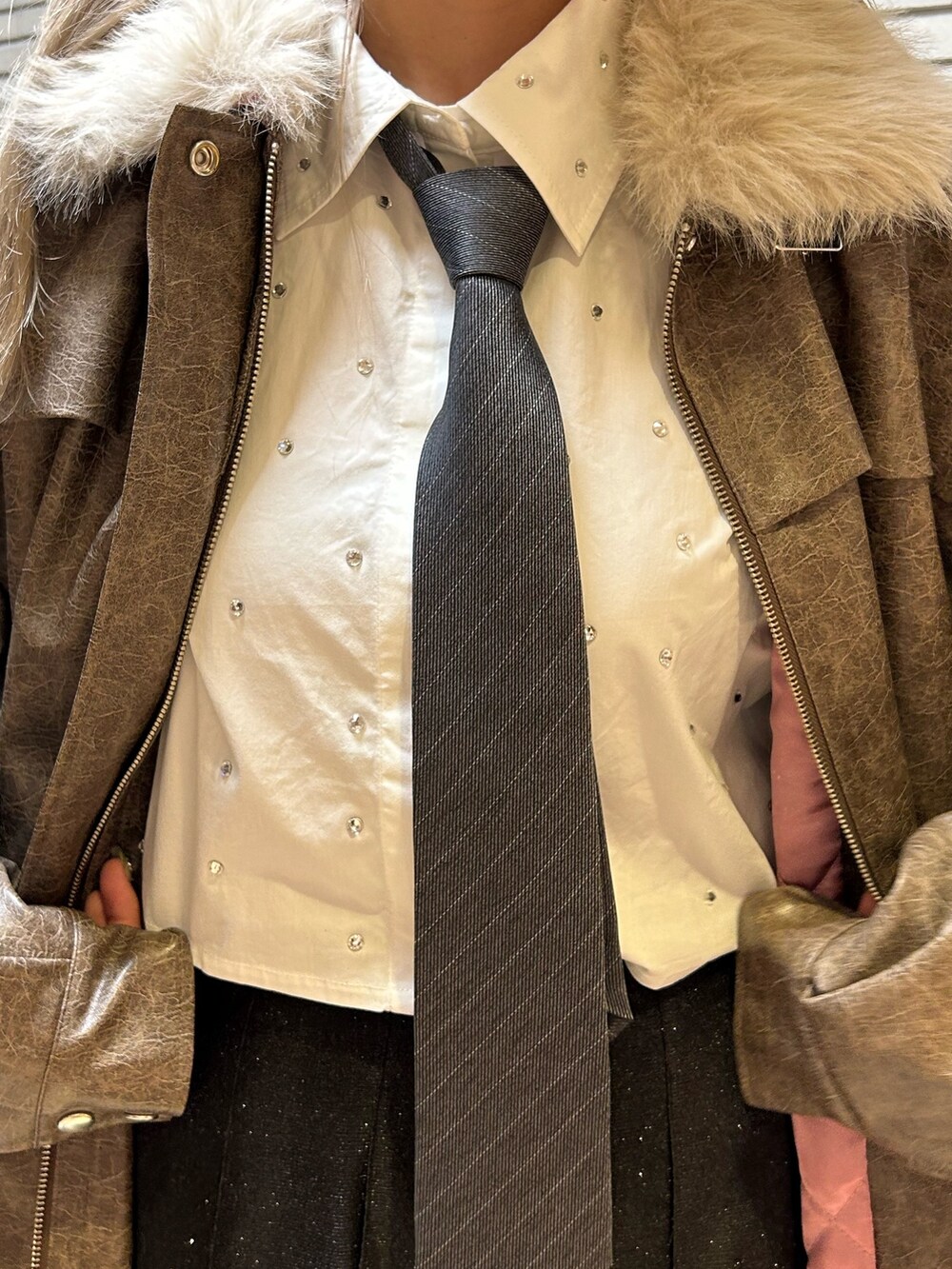 ホワイト系のシャツ/ブラウス、グレー系のネクタイ、ブラック系のスカートを着用したレディースの秋コーディネートの9枚目の写真