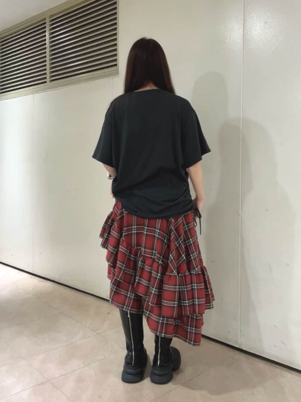 ブラック系のTシャツ/カットソー、レッド系のスカートを着用したレディースの夏コーディネートの3枚目の写真