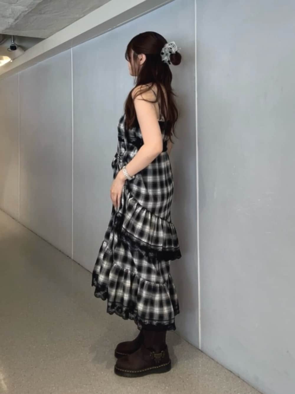 ブラック系のワンピースを着用したレディースの夏コーディネートの2枚目の写真