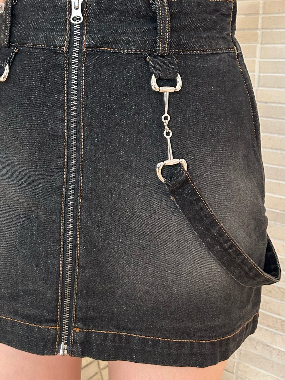 ブラック系のTシャツ/カットソー、ホワイト系のショルダーバッグ、ブラック系のデニムスカートを着用したレディースの夏コーディネートの9枚目の写真