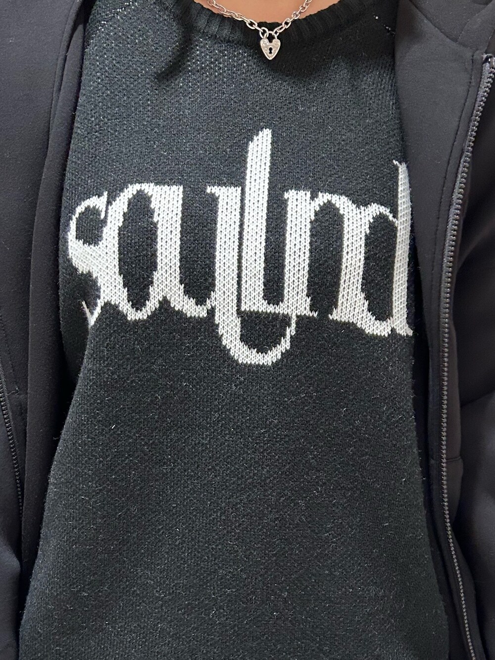 ブラック系のニット/セーター、ブラック系のブーツ、ブラック系のパーカーを着用したレディースの冬コーディネートの6枚目の写真