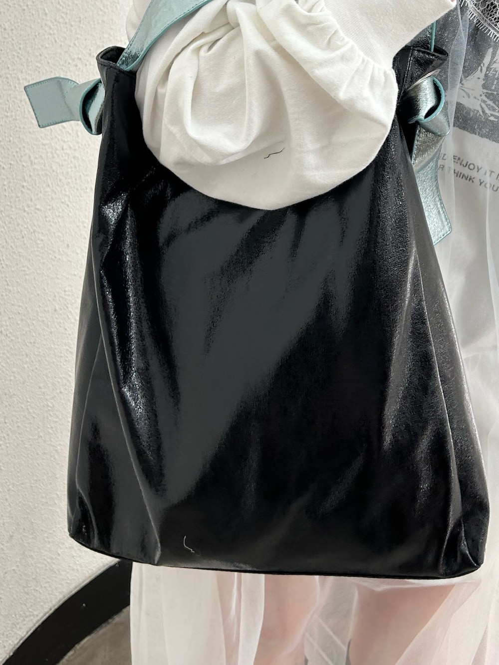 「jouetie、ジュエティ、jouetieコーデ、ワンピース、ロングワンピース、チュールワンピース、レースワンピース、バンドT、ミニワンピース、メタルバッグ、ロングブーツ」｜「jouetieのフラワートップビーズネックレス（ネックレス、ゴールド系）」を使った、MOMOKAさん（レディース・160cm）の冬コーディネートの6枚目の写真