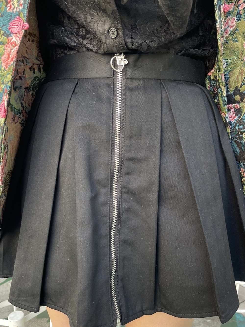 ブルー系のミリタリージャケット、ブラック系のシャツ/ブラウス、ブラック系のその他パンツを着用したレディースの冬コーディネートの7枚目の写真