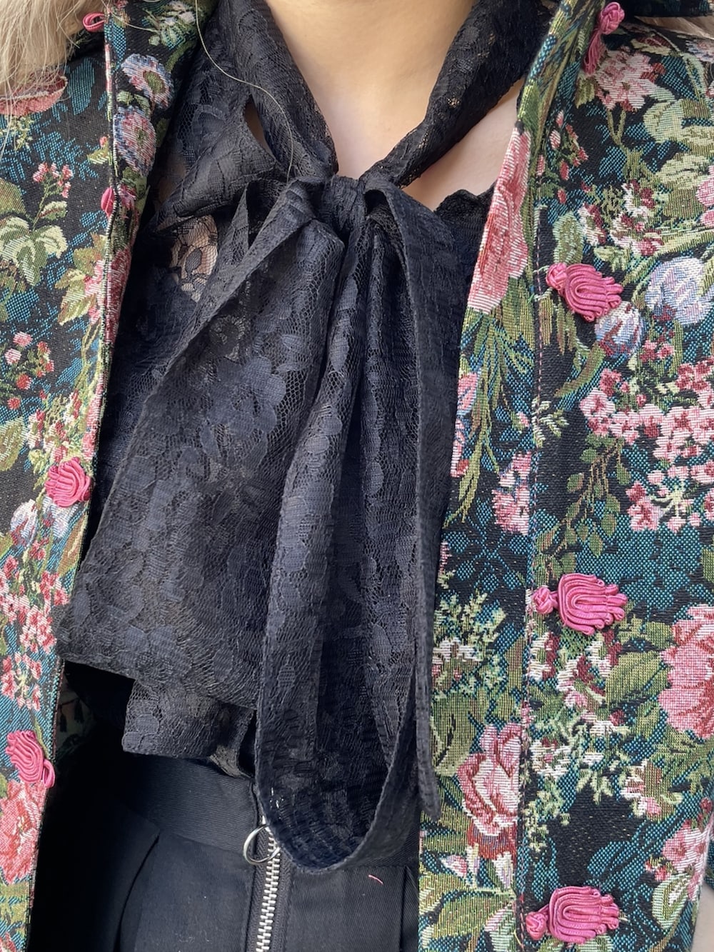 ブルー系のミリタリージャケット、ブラック系のシャツ/ブラウス、ブラック系のその他パンツを着用したレディースの冬コーディネートの6枚目の写真