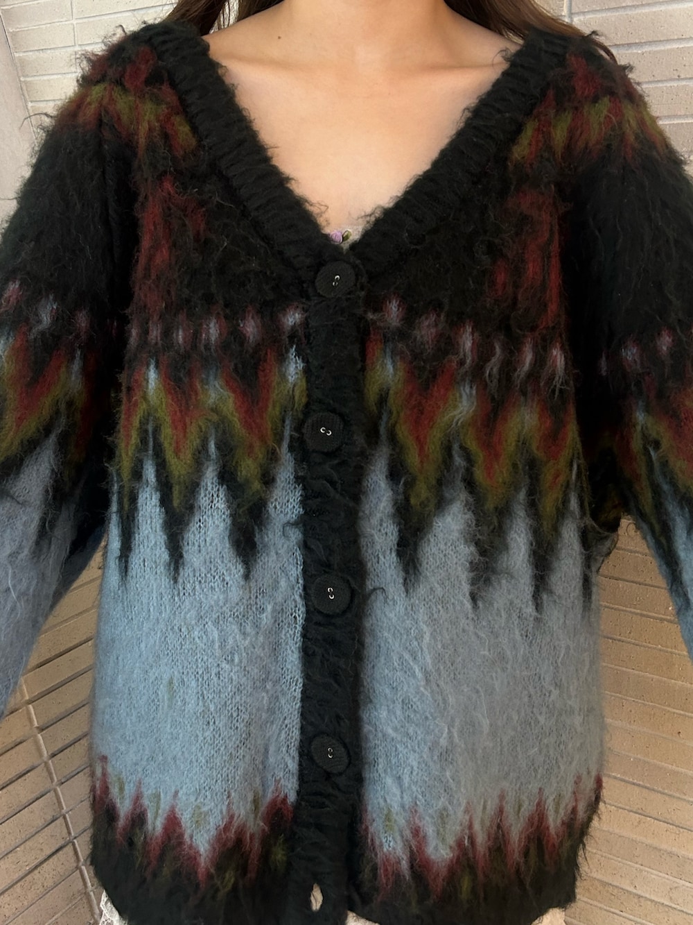 ブラック系のカーディガン/ボレロ、ブラウン系のブーツを着用したレディースの秋コーディネートの6枚目の写真