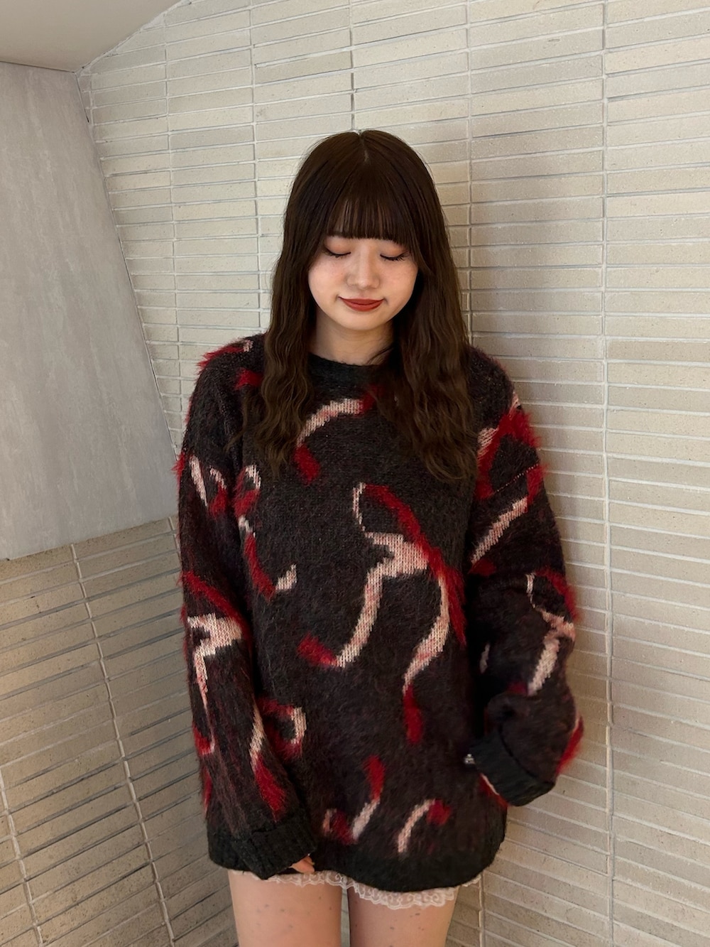 ブラック系のニット/セーターを着用したレディースの冬コーディネートの4枚目の写真