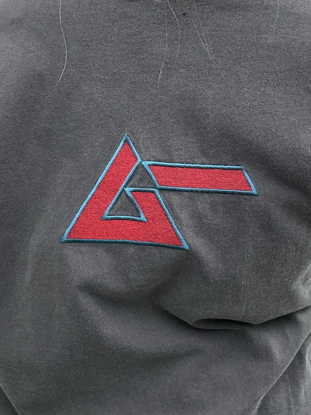 ブラック系のブーツ、ブルー系のデニムパンツ、ブラック系のTシャツ/カットソーを着用したレディースの春コーディネートの5枚目の写真