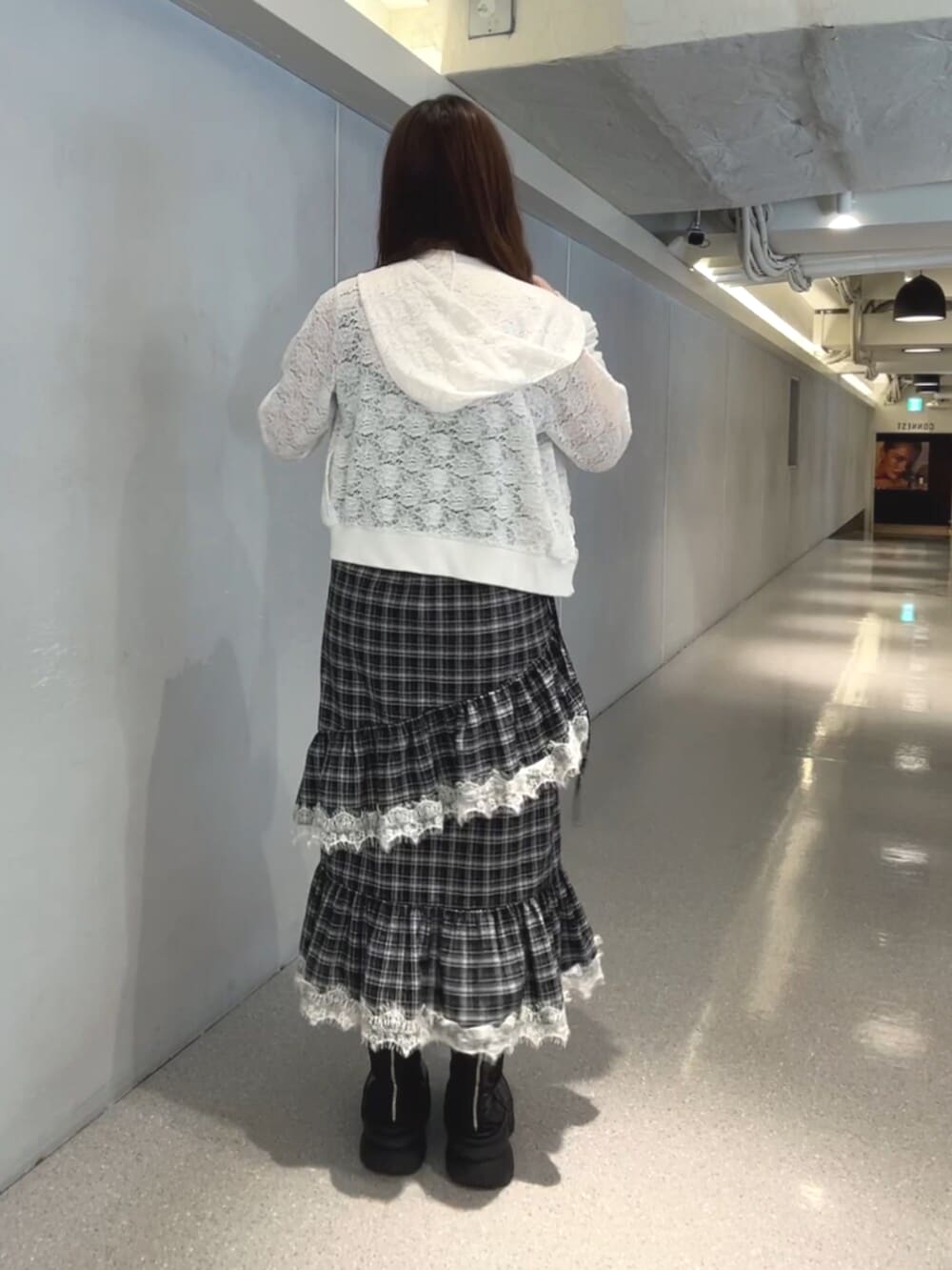 グレー系のワンピース、ホワイト系のパーカーを着用したレディースの春コーディネートの2枚目の写真