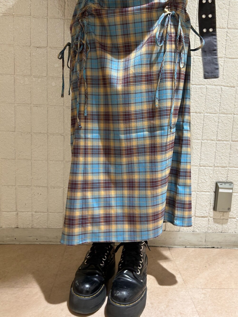 ブラック系のライダースジャケット、ブルー系のワンピース、ブラック系のその他シューズを着用したレディースの秋コーディネートの9枚目の写真