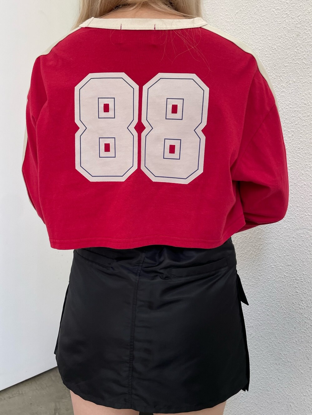 レッド系のTシャツ/カットソー、ブラック系のその他パンツ、グリーン系のボストンバッグを着用したレディースの夏コーディネートの7枚目の写真