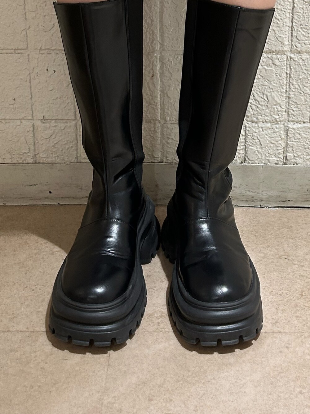 ブラック系のブーツ、ブラック系のその他パンツ、グリーン系のTシャツ/カットソーを着用したレディースの秋コーディネートの8枚目の写真