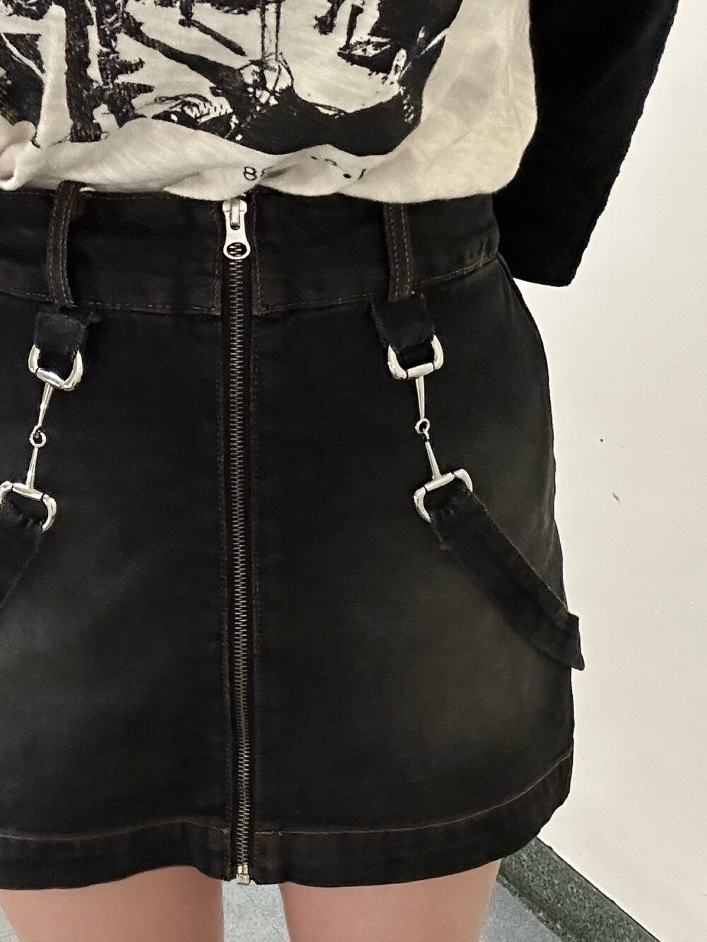 ホワイト系のTシャツ/カットソー、ブラック系のデニムスカート、シルバー系のネックレスを着用したレディースの春コーディネートの7枚目の写真