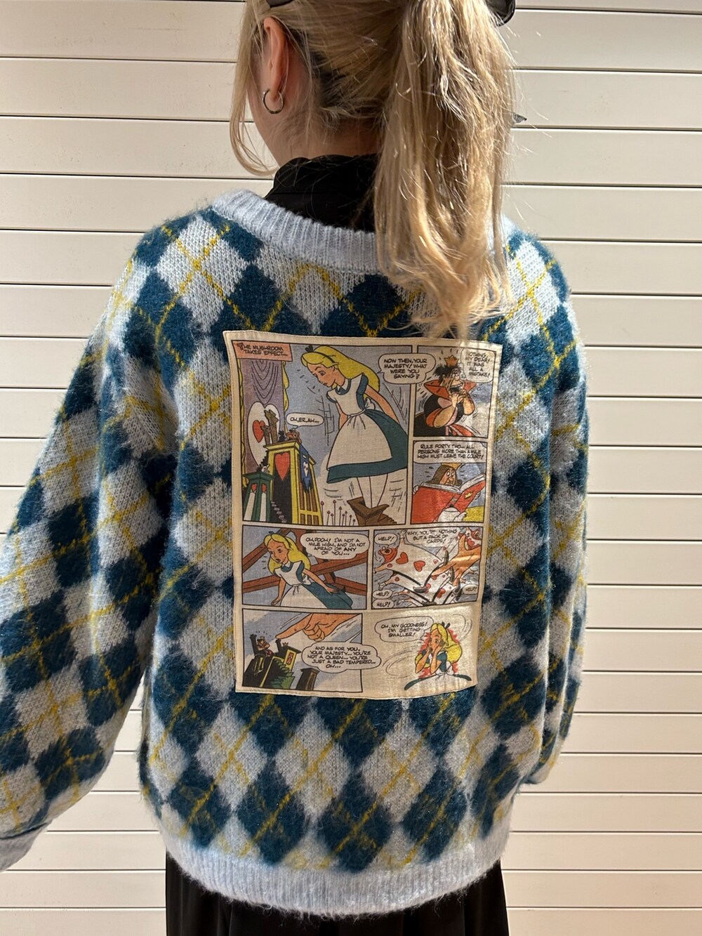 ブラック系のブーツ、ブルー系のカーディガン/ボレロ、ブラック系のワンピースを着用したレディースの秋コーディネートの10枚目の写真