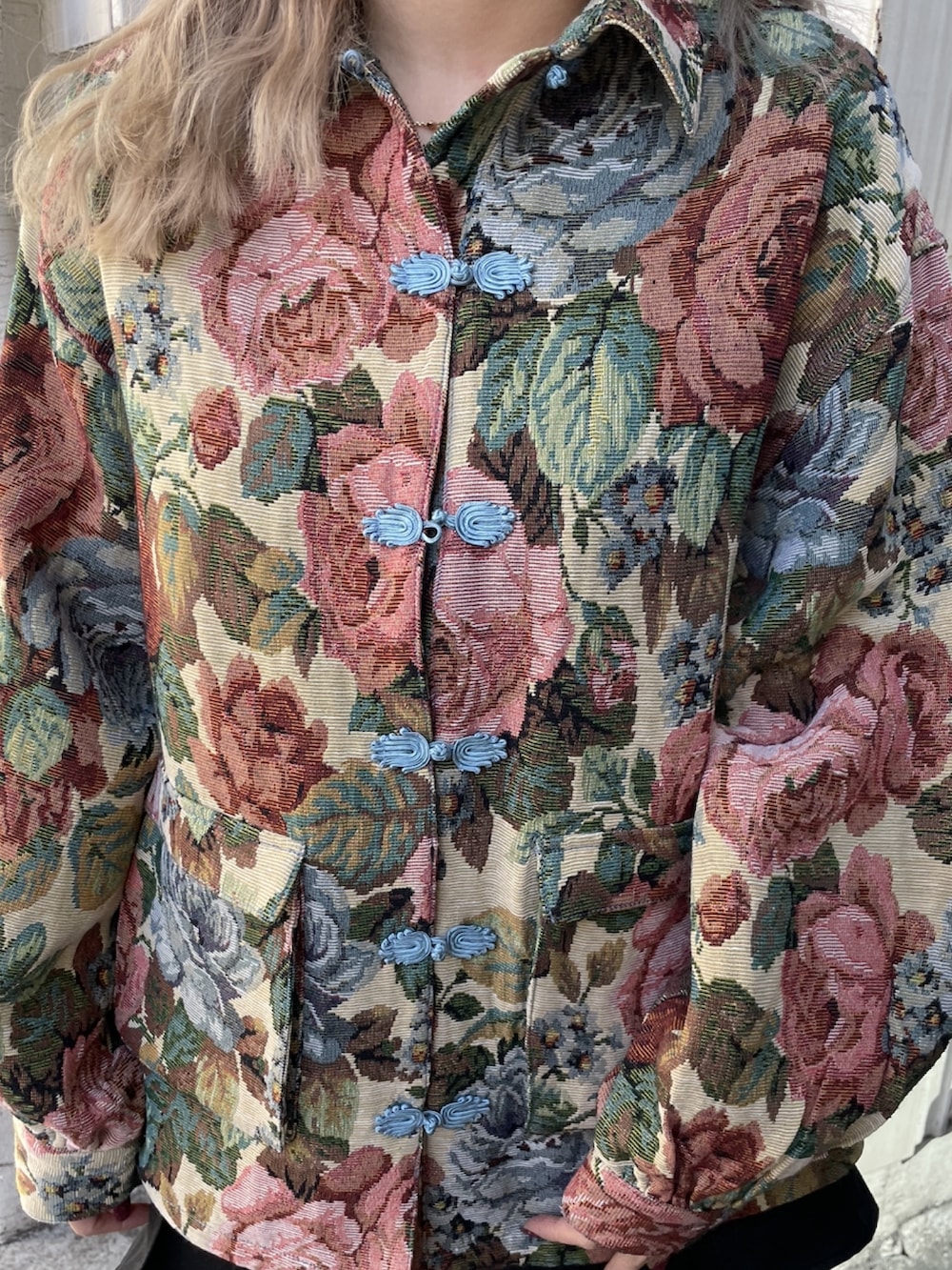 ホワイト系のミリタリージャケット、ブラック系のその他パンツ、ブラック系のローファーを着用したレディースの冬コーディネートの4枚目の写真