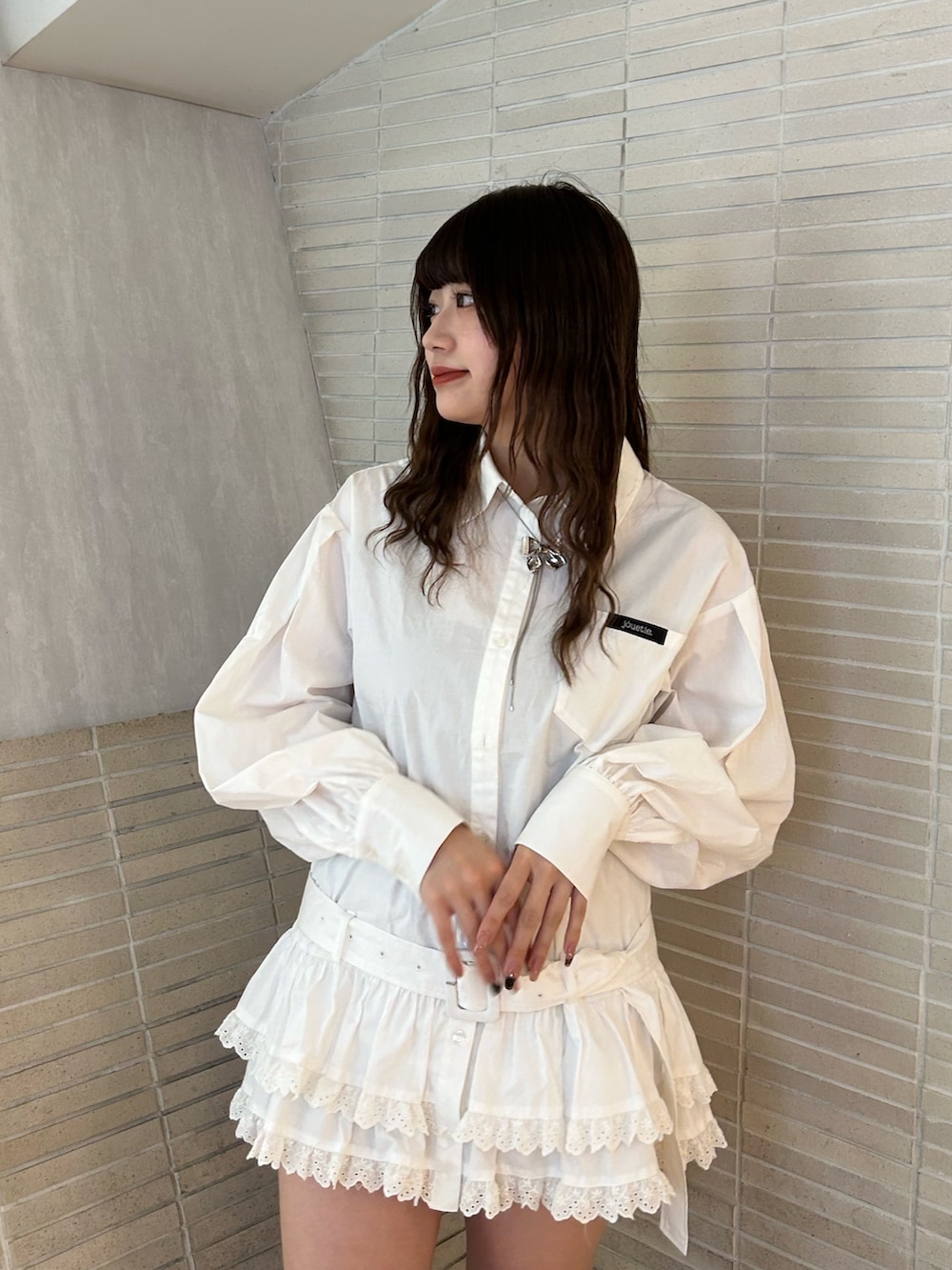 ホワイト系のシャツ/ブラウス、シルバー系のネックレスを着用したレディースの冬コーディネートの4枚目の写真