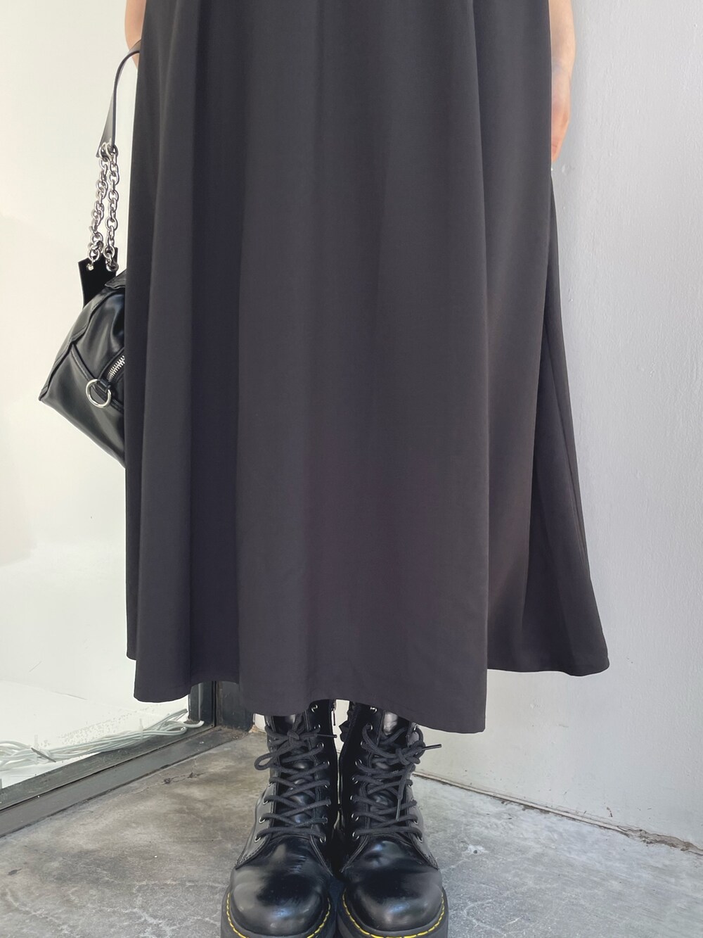 ブラック系のハンドバッグ、ブラック系のその他シューズ、ブラック系のワンピースを着用したレディースの夏コーディネートの6枚目の写真