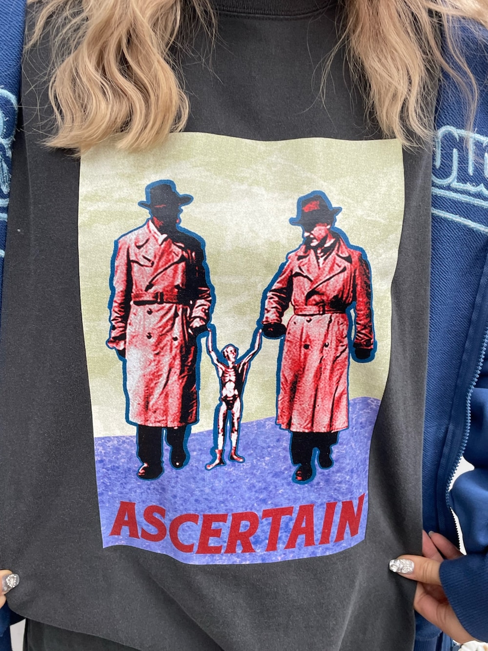 ブラック系のブーツ、ブルー系のデニムパンツ、ブラック系のTシャツ/カットソーを着用したレディースの春コーディネートの4枚目の写真