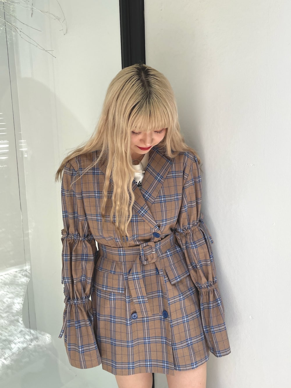 ベージュ系のワンピース、ホワイト系のタンクトップ、ブラック系のその他シューズを着用したレディースの夏コーディネートの4枚目の写真