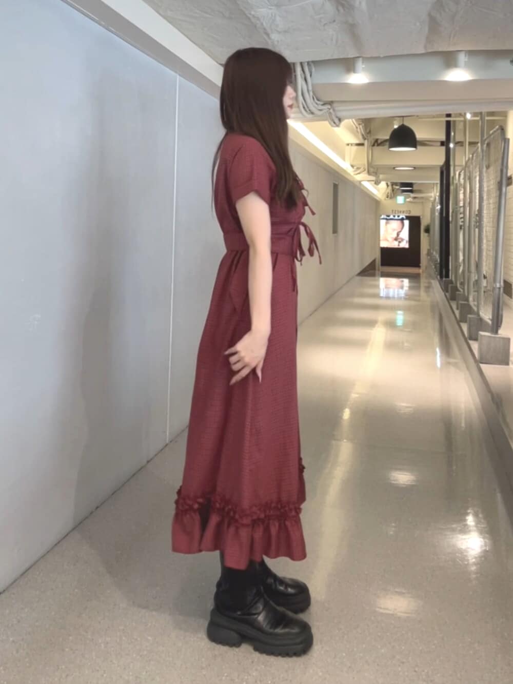 レッド系のワンピースを着用したレディースの春コーディネートの3枚目の写真