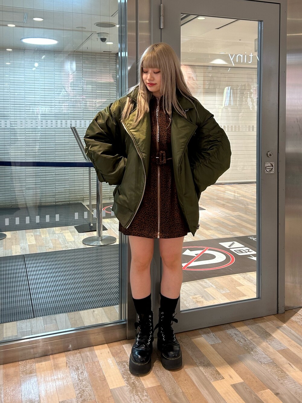 グリーン系のMA-1、ブラウン系のワンピース、ブラック系のその他シューズを着用したレディースの秋コーディネートの2枚目の写真