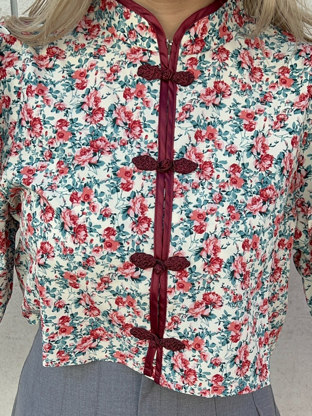 ホワイト系のシャツ/ブラウス、グレー系のスカート、ブラック系のブーツを着用したレディースの冬コーディネートの4枚目の写真