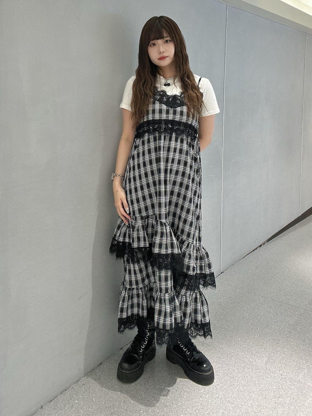 ホワイト系のTシャツ/カットソー、ブラック系のワンピース、ブラック系のネックレスを着用したレディースの夏コーディネートの2枚目の写真