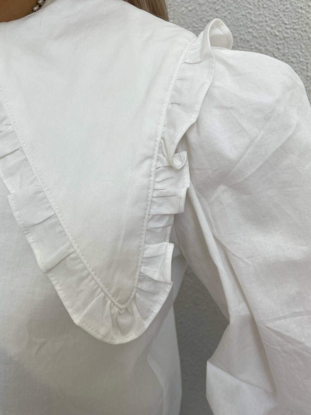 ホワイト系のTシャツ/カットソー、ブラック系のその他パンツ、ホワイト系のシャツ/ブラウスを着用したレディースの春コーディネートの5枚目の写真