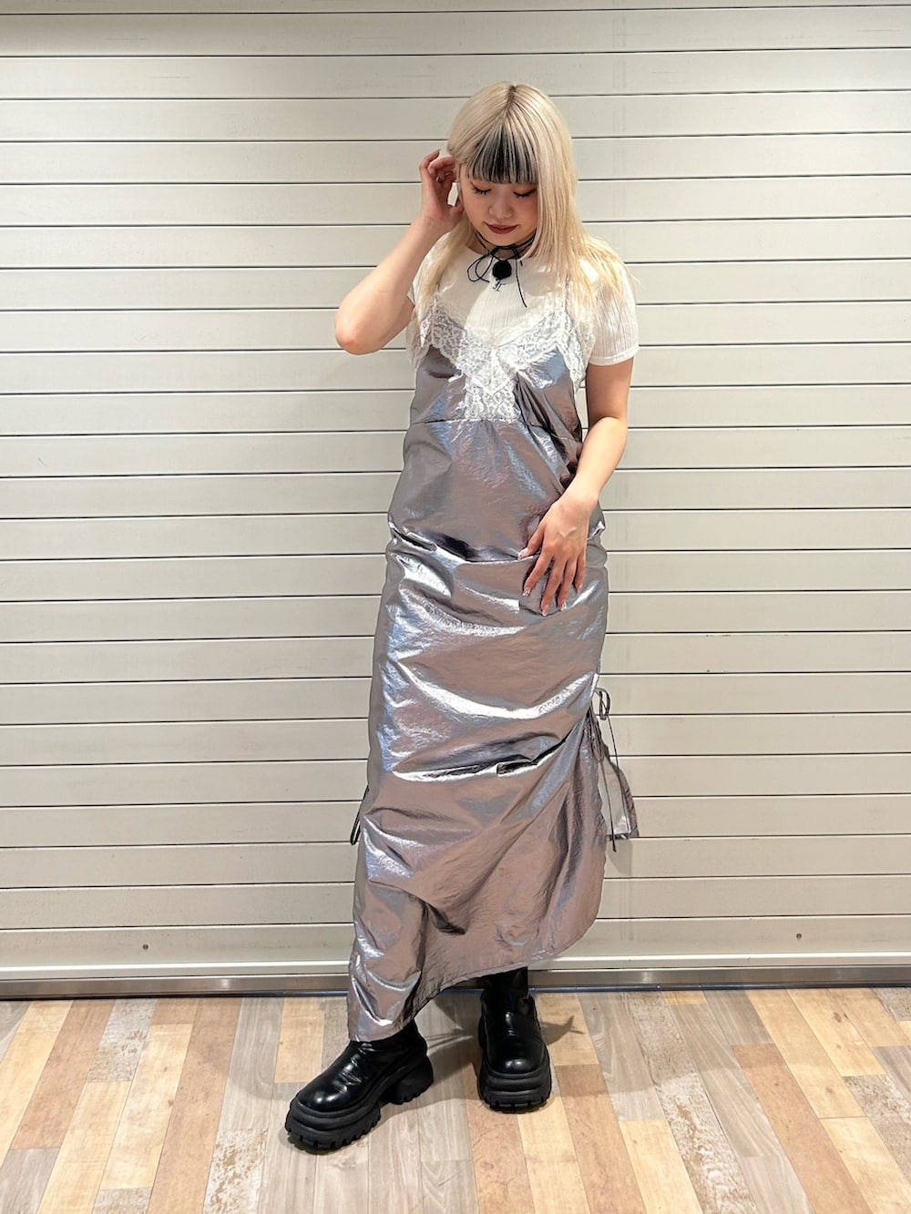 ホワイト系のTシャツ/カットソー、シルバー系のワンピース、ブラック系のチョーカーを着用したレディースの夏コーディネートの3枚目の写真