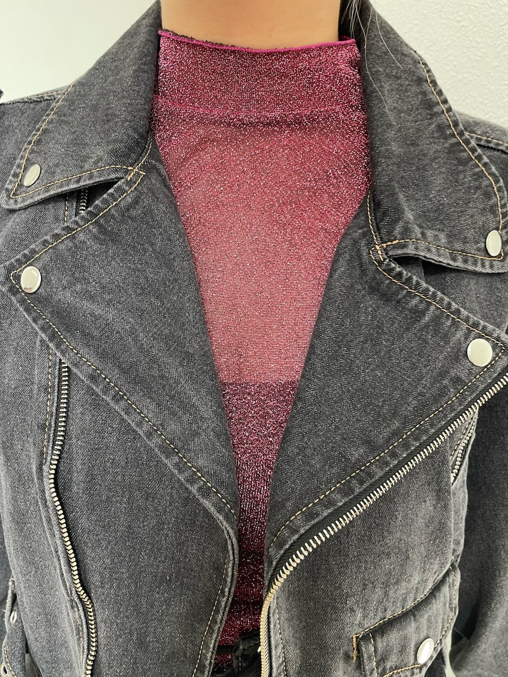 ブラック系のデニムパンツ、ブラック系のその他シューズ、ブラック系のライダースジャケットを着用したレディースの秋コーディネートの4枚目の写真