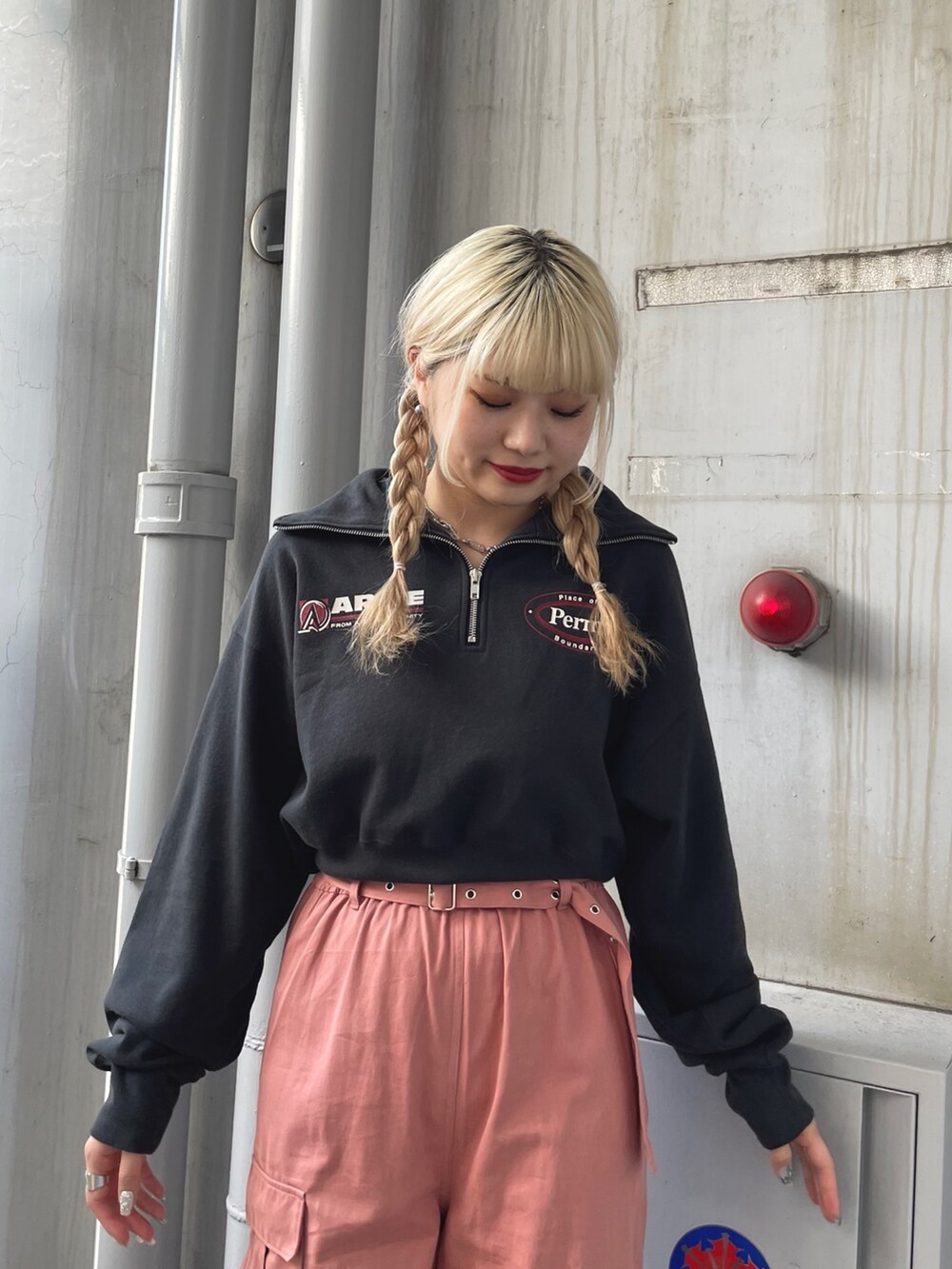 ピンク系のカーゴパンツ、ブラック系のスウェット、ブラック系のその他シューズを着用したレディースの夏コーディネートの3枚目の写真