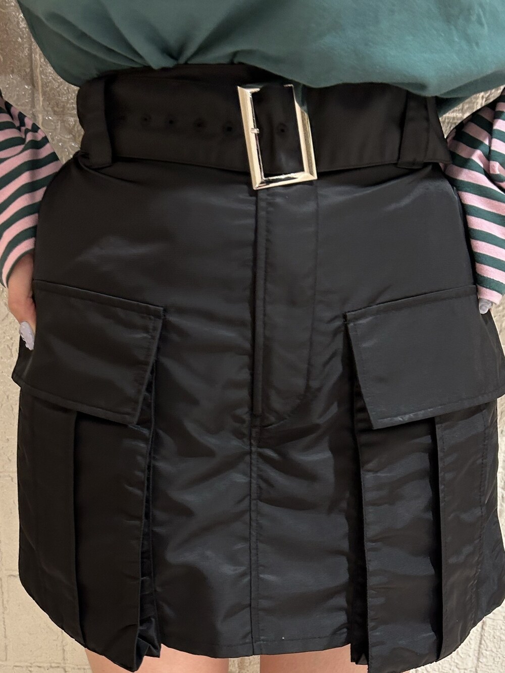 ブラック系のブーツ、ブラック系のその他パンツ、グリーン系のTシャツ/カットソーを着用したレディースの秋コーディネートの7枚目の写真