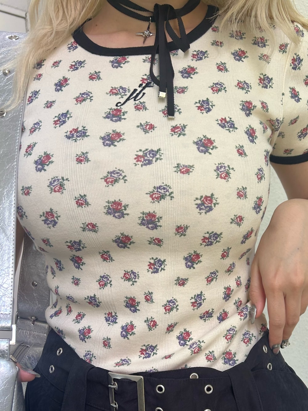 ホワイト系のTシャツ/カットソー、ブラック系のスカート、シルバー系のショルダーバッグを着用したレディースの春コーディネートの5枚目の写真