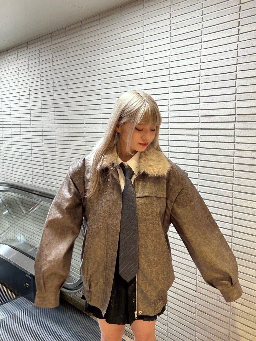 ホワイト系のシャツ/ブラウス、グレー系のネクタイ、ブラック系のスカートを着用したレディースの秋コーディネートの5枚目の写真