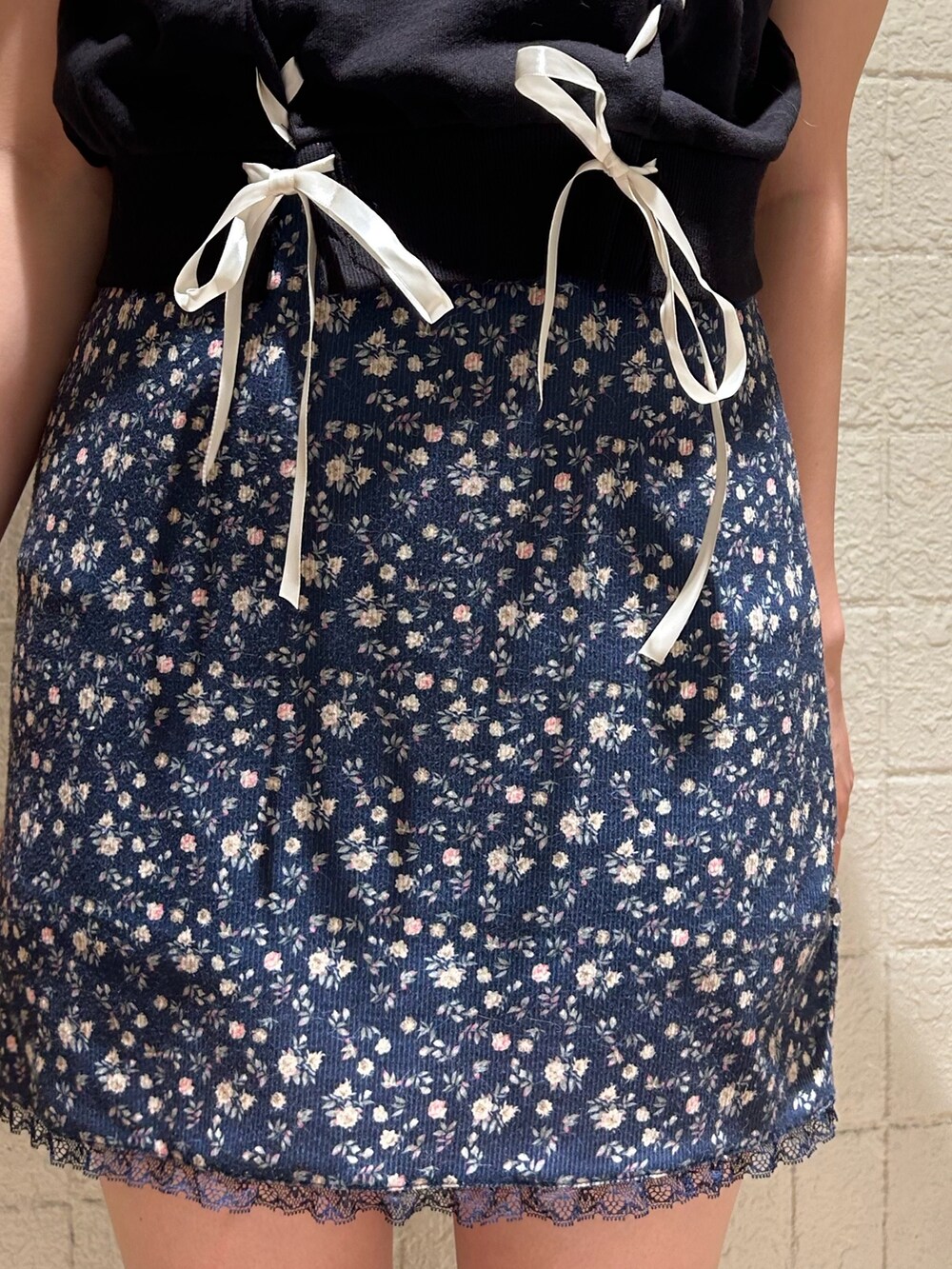 ブラック系のTシャツ/カットソー、ブルー系のワンピースを着用したレディースの夏コーディネートの7枚目の写真