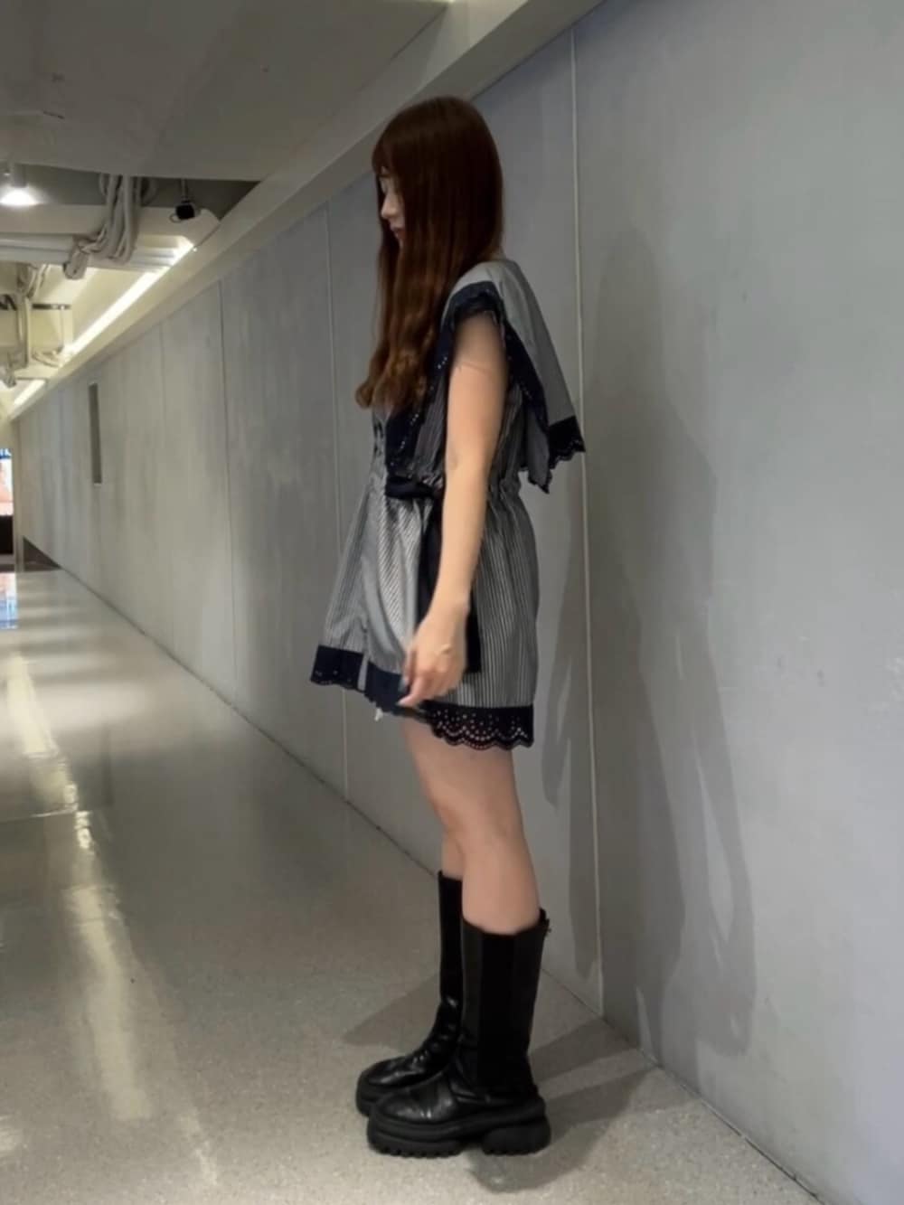 グレー系のシャツ/ブラウスを着用したレディースの夏コーディネートの2枚目の写真