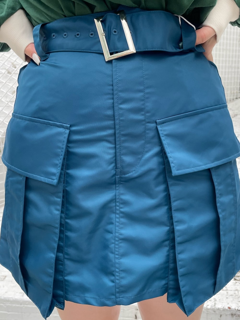 グリーン系のTシャツ/カットソー、ブルー系のその他パンツ、ブラック系のその他シューズを着用したレディースの夏コーディネートの8枚目の写真