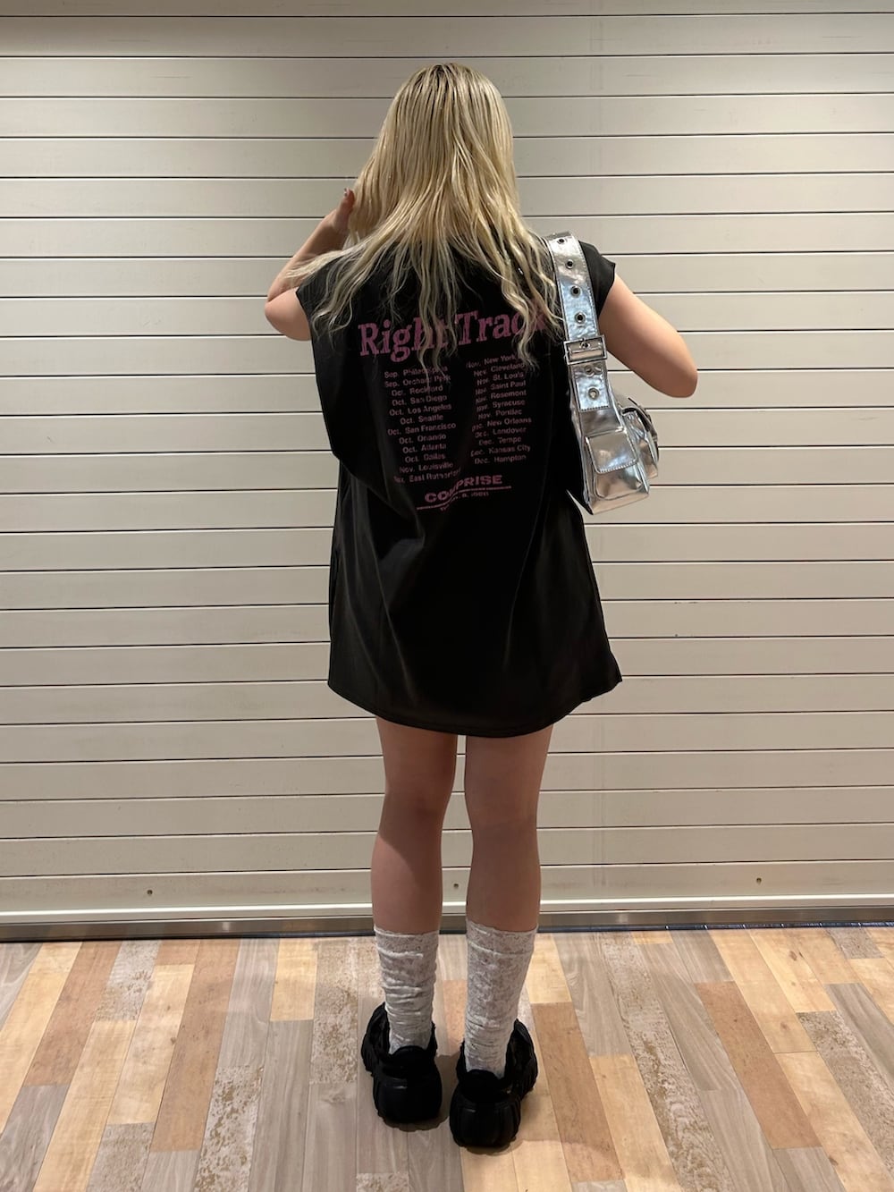 ブラック系のTシャツ/カットソー、シルバー系のハンドバッグ、ホワイト系のチョーカーを着用したレディースの夏コーディネートの3枚目の写真