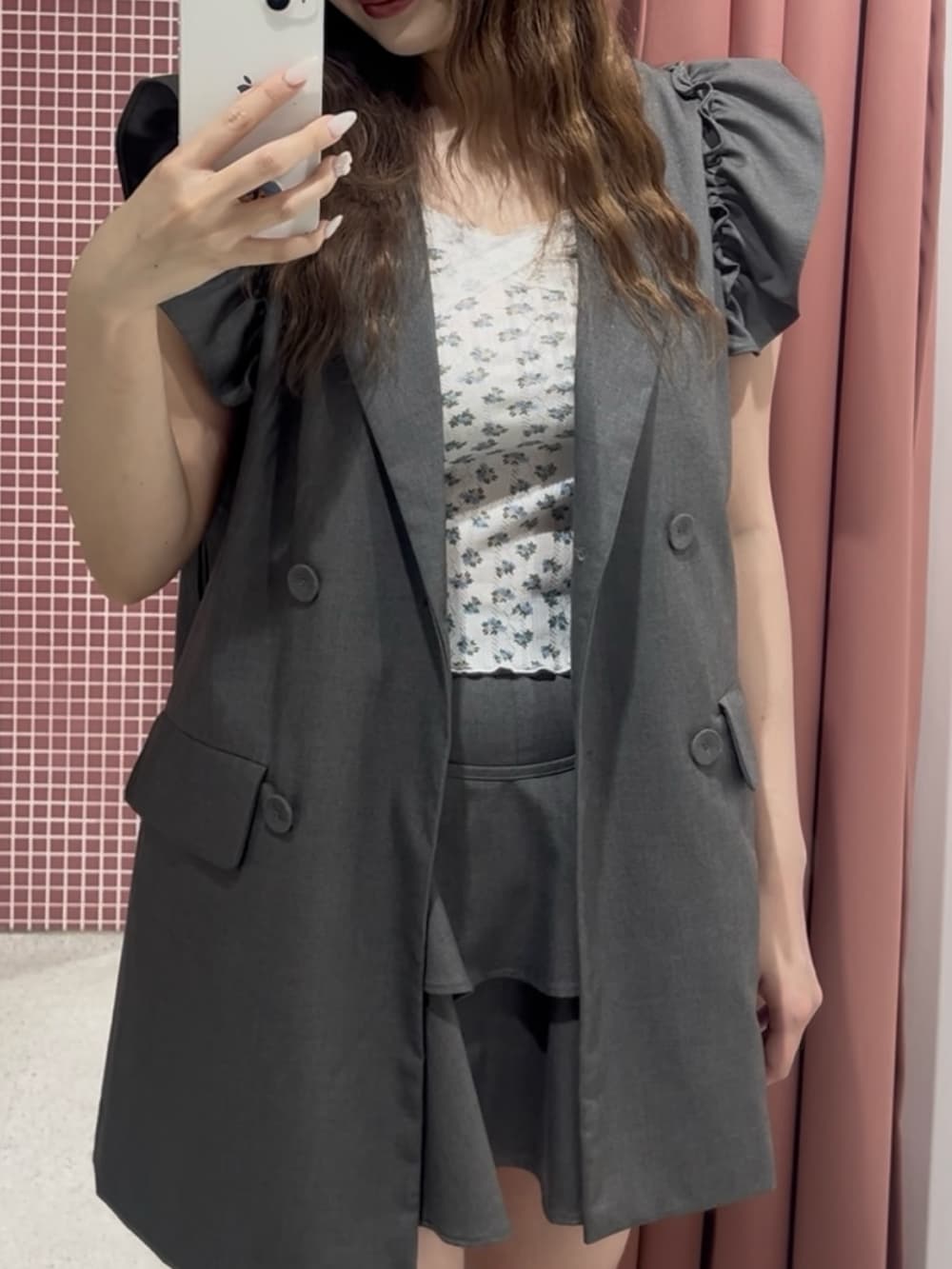 グレー系のワンピース、ホワイト系のアンサンブル、ホワイト系のブーツを着用したレディースの夏コーディネートの5枚目の写真