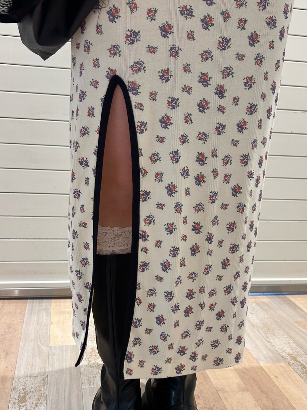 ホワイト系のワンピース、ブラック系のトートバッグ、ブラック系のカーディガン/ボレロを着用したレディースの春コーディネートの6枚目の写真