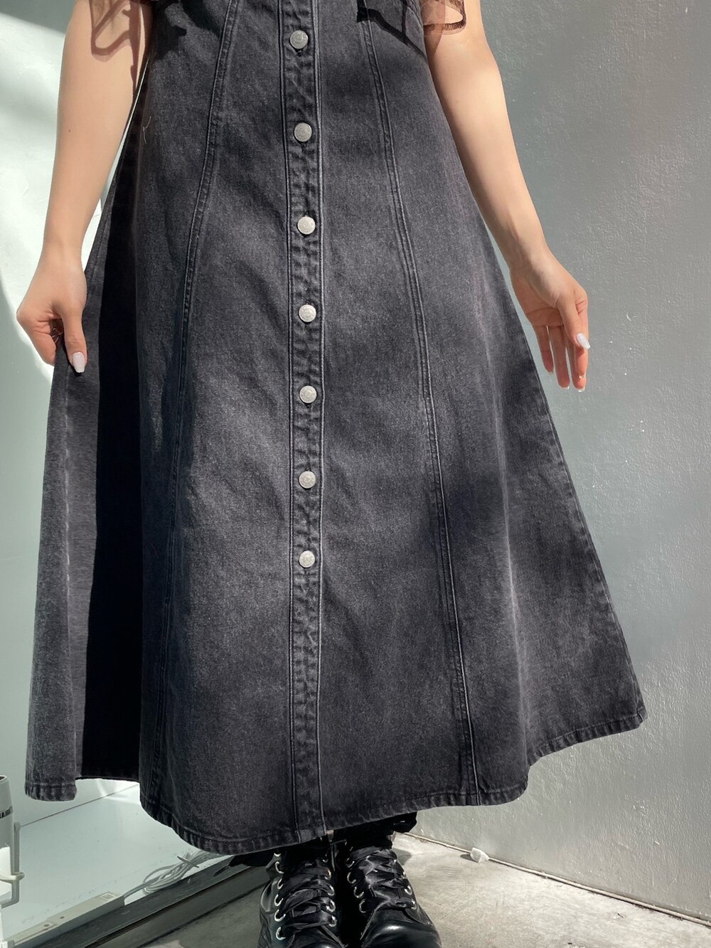 ブラック系のジャンパースカート、ホワイト系のタンクトップ、ブラウン系のシャツ/ブラウスを着用したレディースの春コーディネートの9枚目の写真