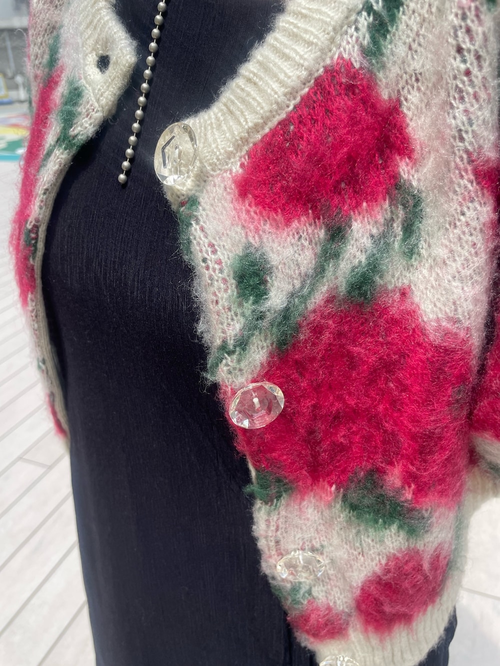 ブラック系のその他シューズ、ホワイト系のカーディガン/ボレロ、ブラック系のワンピースを着用したレディースの夏コーディネートの3枚目の写真