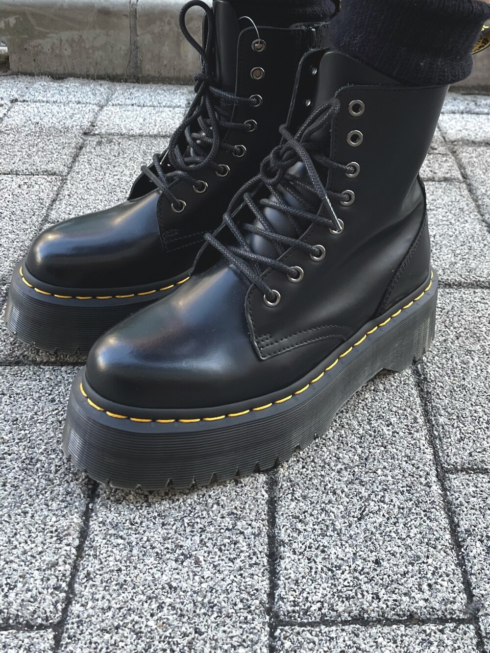 レッド系のスウェット、ブラック系のワンピース、ベージュ系のトートバッグを着用したレディースの冬コーディネートの7枚目の写真