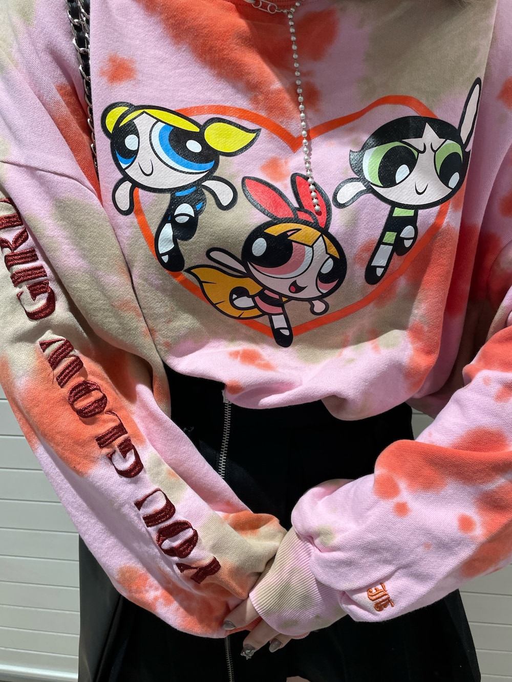 ピンク系のスウェット、ブラック系のその他パンツ、ブラック系のトートバッグを着用したレディースの冬コーディネートの4枚目の写真